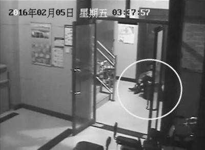 小區(qū)監(jiān)控視頻截圖，兩人一坐一跪竟聊了十多分鐘。