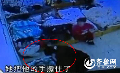 孩子午睡時候睜眼，老師攥住孩子的手，打臉。