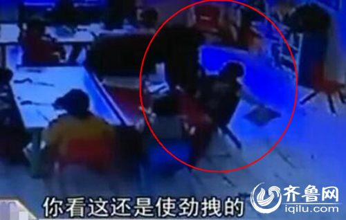 孩子上課時被老師拖拽。（紅圈中拿書者系孩子）