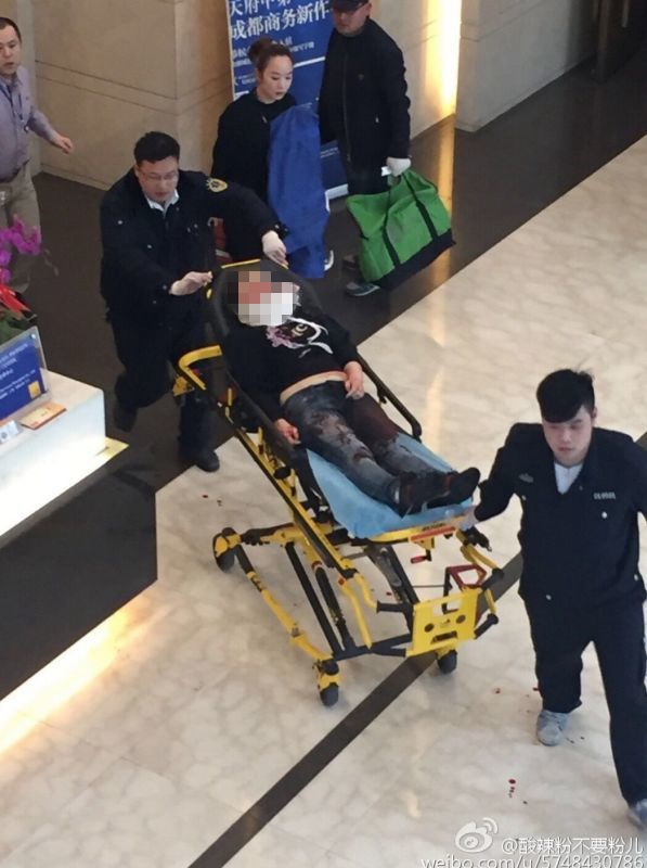 圖說：一名被砍女子被送往醫(yī)院。網(wǎng)友圖