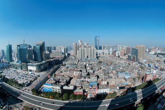 經(jīng)過4個多月的推進，親賢社區(qū)的拆遷工作進展緩慢，原定于2015年10月底完成的拆遷，在10月中旬時仍停留在對部分住戶進行插花式拆除。(拍攝：2015年10月16日)