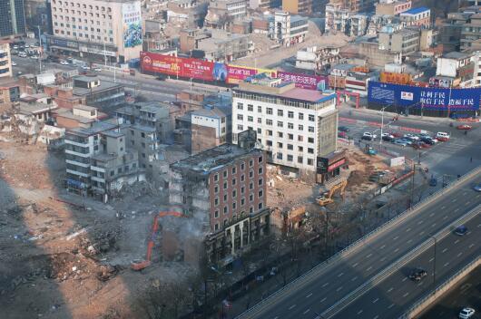 在“拆遷獎勵”等一系列政策的激勵下，親賢社區(qū)的改造步伐明顯加快。2015年12月初，親賢社區(qū)簽訂拆遷協(xié)議 374份，簽約率達90%，西北片區(qū)實現(xiàn)了拆遷大突破。(拍攝：2015年12月20日)