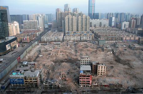 2016年元旦假期后的第一個工作日，記者從長風大街某高樓俯瞰正在拆遷中的親賢西北片區(qū)。經(jīng)過半年多推進，這一片區(qū)只留下十余處建筑等待拆除。(拍攝：2016年1月4日)