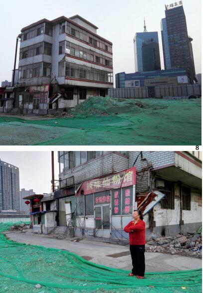 65歲的韓老太太是別人眼中的“釘子戶”，至今仍居住在斷水、斷電的老宅中。她的房產(chǎn)占地面積3分多，建有樓房4層，按照補償標準可以拿到400余萬元補償，但她還是擔心以后的日子沒著落，稱要繼續(xù)堅持下去。在她房子的右后側，是親賢社區(qū)旗下千禧集團的豪華辦公樓。