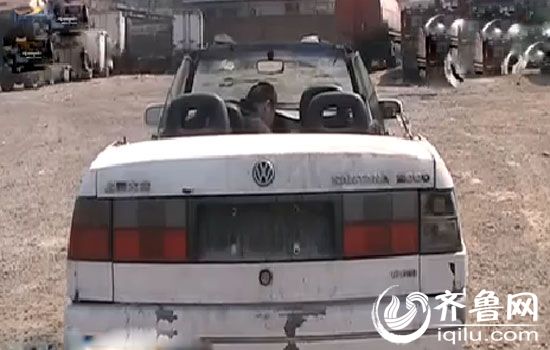 報(bào)廢轎車(chē)被改裝成敞篷跑車(chē)