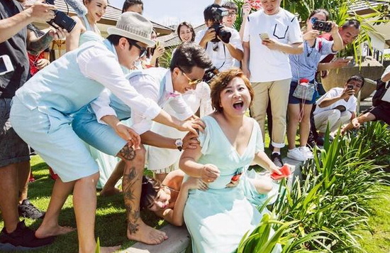 包貝爾婚禮時(shí)，賈玲和柳巖都出任伴娘