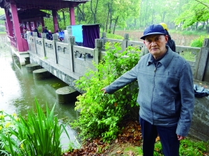 商老說，他就是在這兒把孩子拽上岸的