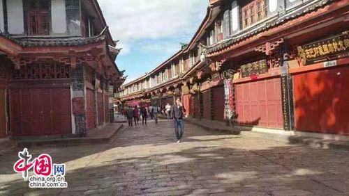 麗江古城大部分商戶關(guān)門(mén)抗議圍城強(qiáng)收“古維費(fèi)”