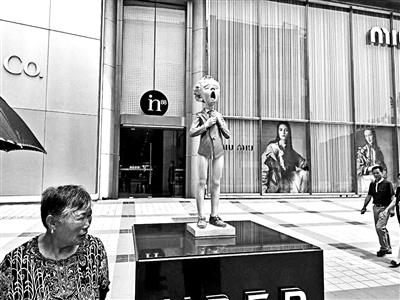 王府井in88購物中心西側，“小男孩”下半身衣不遮體