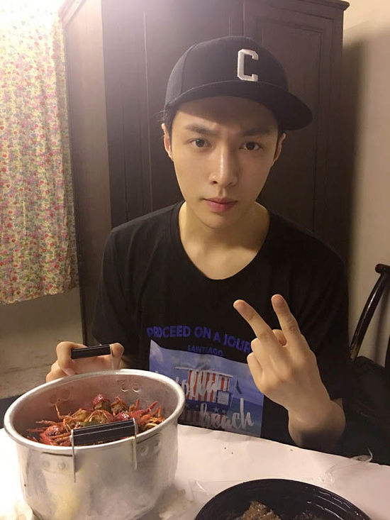 二爺加餐！張藝興告別清湯白面吃小龍蝦