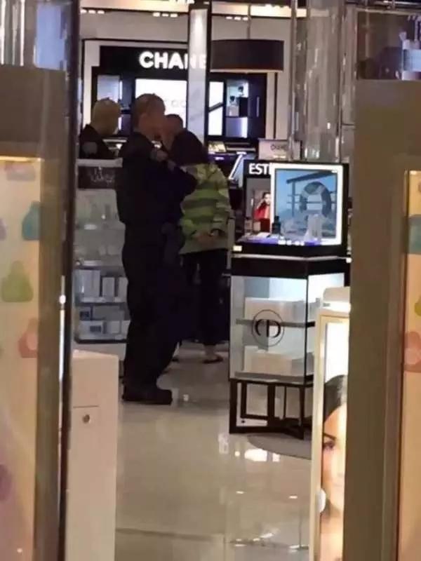 游客大鬧美國機(jī)場(chǎng)