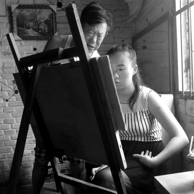 　女兒畫畫，父親在一旁指導(dǎo)