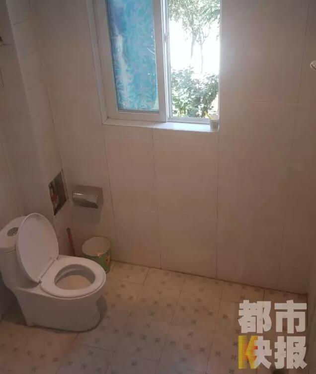 西安市戶縣草堂鎮(zhèn)的李家?guī)r村，有多戶人家經(jīng)營著農(nóng)家樂，但昨晚發(fā)生的這件事情打破了這里的寧靜。村民：“縣上的、鎮(zhèn)上的警察，還有村干部好多人在那兒，說是女的在衛(wèi)生間生產(chǎn)，把娃從窗子扔下來?！鞭r(nóng)家樂員工：“(聽說)直接從二樓扔下來了，呀，太殘忍了?！弊蛲淼氖?，很多人今早才聽說，震驚之余更感到惋惜。記者今天在高冠西五巷口找到了大家所說的農(nóng)家樂，一夜過去了，作為和那名女顧客有過交集的老板娘，心情仍然很沉重。