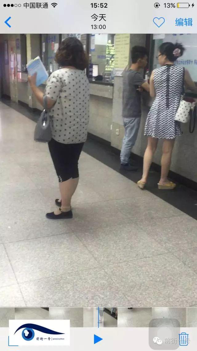 該女子在大廳內(nèi)徘徊發(fā)現(xiàn)女患者便主動(dòng)上前搭訕。