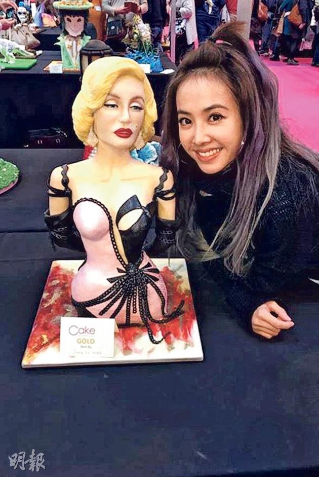 蔡依林讓大家欣賞她的得意之作瑪麗蓮夢露翻糖蛋糕。