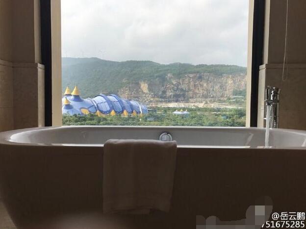 岳云鵬泡澡欣賞美景 驚然發(fā)現未拉窗簾