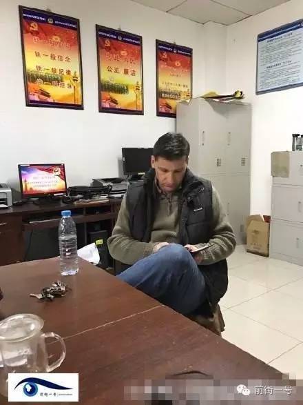 該外籍男子在派出所接受詢問。（網(wǎng)友供圖）