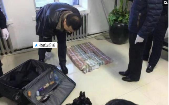 京華時(shí)報(bào)訊昨天凌晨1點(diǎn)左右，黑龍江省密山市一銀行金庫(kù)發(fā)生搶劫案。一名身穿迷彩服男子準(zhǔn)備劫取現(xiàn)金時(shí)被發(fā)現(xiàn)，致一名金庫(kù)值守人員死亡，隨后棄款而逃。目前，該男子尚未歸案，案件正在全力偵辦中。