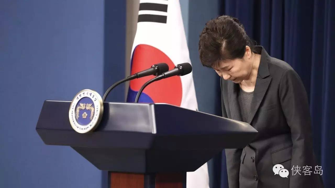 “任憑風(fēng)吹浪打，我自巋然不動(dòng)”，樸槿惠對(duì)于這句詩(shī)應(yīng)該是心有戚戚焉。