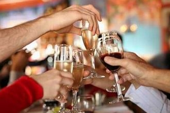 男子拼酒憋爆食管 你還敢這樣喝酒嗎？(組圖)