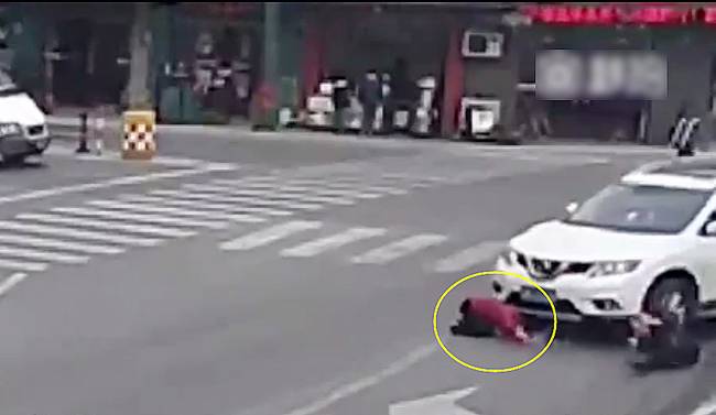 圖為小姑娘被卷進車輪下瞬間。