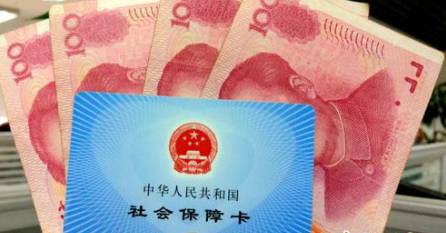 從今年1月1日開(kāi)始，原有的失業(yè)保險(xiǎn)費(fèi)率是1.5%的有22個(gè)省份，包括新疆生產(chǎn)建設(shè)兵團(tuán)，可以在確保失業(yè)保險(xiǎn)金按時(shí)足額發(fā)放、穩(wěn)崗補(bǔ)貼順利實(shí)施的基礎(chǔ)上，可以降低0.5個(gè)百分點(diǎn)。個(gè)人的費(fèi)率不超過(guò)單位的費(fèi)率。