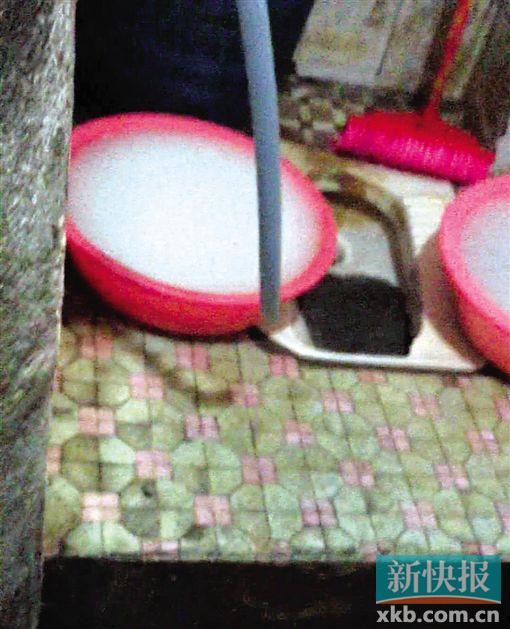 記者暗訪外賣餐館:公廁也能注冊 3天拿 記者暗訪外賣餐館:公廁也能注冊 3天拿