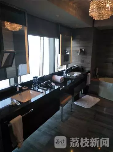 何女士表示無(wú)意中看到淋浴間外側(cè)的玻璃映射出幾個(gè)人影。