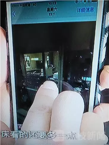 酒店前廳負(fù)責(zé)人李經(jīng)理：我們?nèi)ピ儐?wèn)過(guò)，警察也詢問(wèn)過(guò)，警察有錄音，他說(shuō)他沒(méi)有錄像，第一個(gè)人說(shuō)肯定沒(méi)有錄像，第二個(gè)人沒(méi)有口頭保證。對(duì)于何女士反映的晚間玻璃外墻變成“鏡子”反光的情況子。負(fù)責(zé)人表示，在客人入住酒店的時(shí)候，酒店工作人員一般會(huì)對(duì)客人進(jìn)行提醒，要求客人將房間的窗紗全部關(guān)閉，不過(guò)這一說(shuō)法卻遭到了何女士的否認(rèn)。酒店前廳負(fù)責(zé)人李經(jīng)理稱，這個(gè)雙層玻璃的設(shè)計(jì)是環(huán)保設(shè)計(jì)，冬暖夏涼，如果是單層冬天會(huì)非常冷。