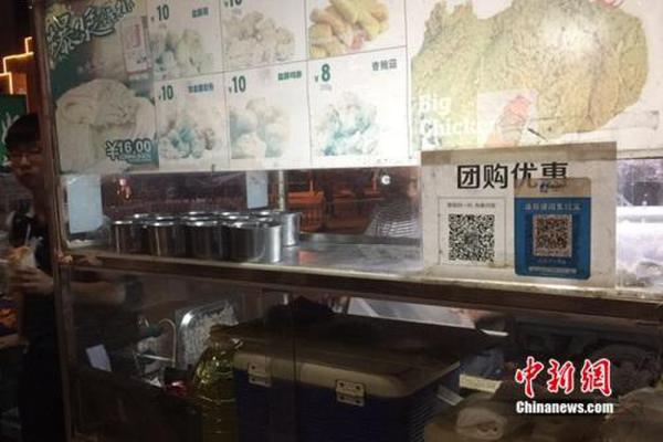 不少小商販都用上掃碼支付。中新網(wǎng) 吳濤 攝