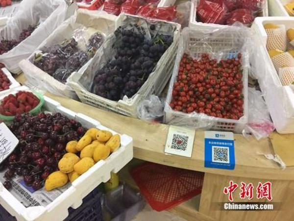 某水果攤，收款二維碼貼在顯眼位置。中新網(wǎng) 吳濤 攝