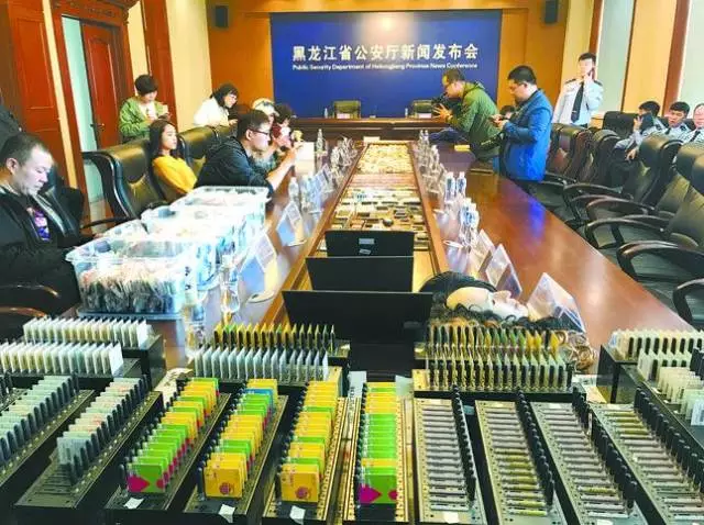 神秘土豪34歲賬上8000萬(wàn) 取錢(qián)還戴人皮面具