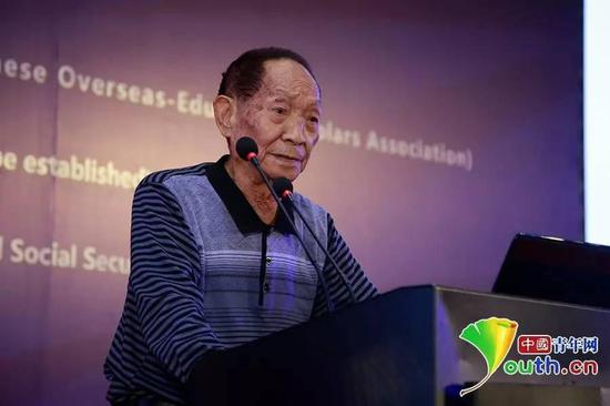 袁隆平院士在第十屆海外高層次人才座談會暨海外院士青島行“雁棲湖論壇”中發(fā)言。 中國青年網(wǎng)記者 李拓攝