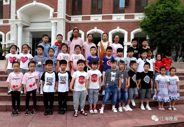  （一年級新生13對雙胞胎和初一新生4對雙胞胎一起合影。）