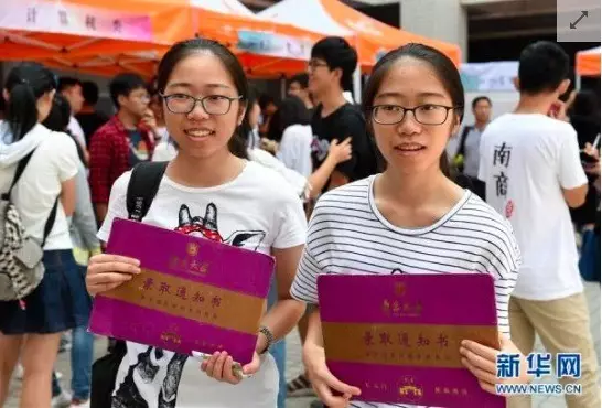 雙胞胎新生董悅爾、董聽