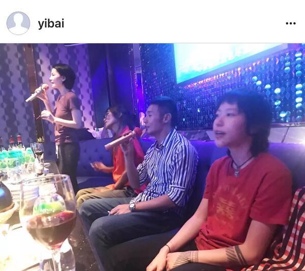 王菲母女跟李榮浩一起唱K，竇靖童的表情亮了
