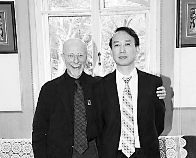 計劃合作“頭移植”手術的任曉平教授（右）和意大利神經(jīng)外科專家卡納維羅