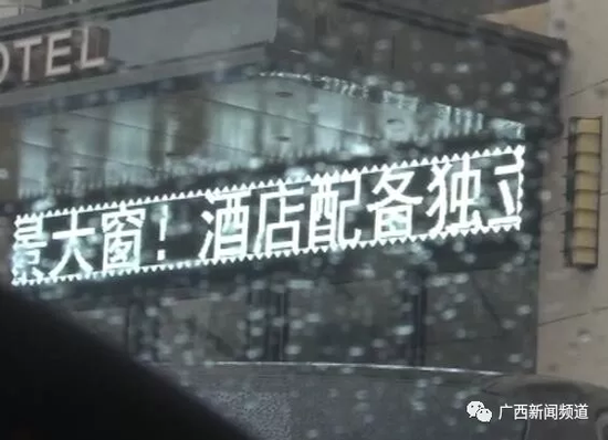 于是，民警將這一情況匯報給指揮中心，請求120醫(yī)護人員到達現(xiàn)場急救。