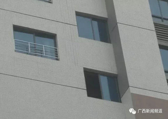 12日上午，經過醫(yī)院治療后，女子華某已經清醒，并能開口說話。華某對民警說：