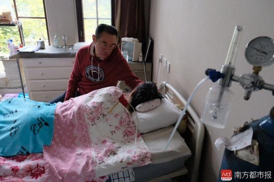 氧氣的轟隆聲，一刻不停地在這個家里“吵”了九年多。（羅逸爵 攝）