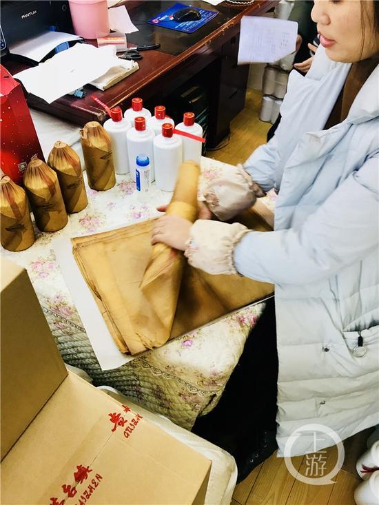 正在對白酒進(jìn)行包裝處理的經(jīng)營戶。