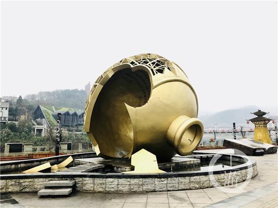 △茅臺鎮(zhèn)1915廣場著名的“壇碎”雕塑。