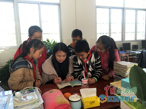 女教師備課本走紅 網(wǎng)友：這才是為人師表！