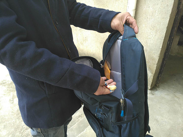 羅正宇的藍(lán)色背包，只剩下一塊錢和一顆大白兔奶糖。