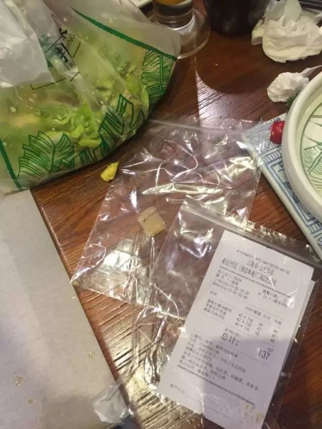 知名餐廳被指沙拉里吃出帶血創(chuàng)口貼 店長遭潑飲料