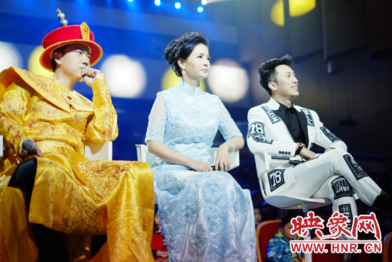 當(dāng)晚產(chǎn)生的冠亞軍，陳琨（中）、劉雯（右）、郭嘉寧