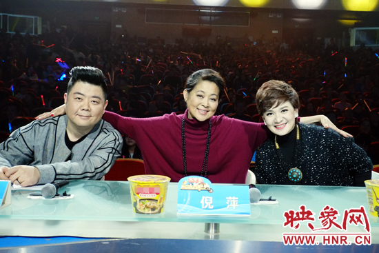 三位坐鎮(zhèn)評委倪萍（中）、柯以敏（右）和毛子哥