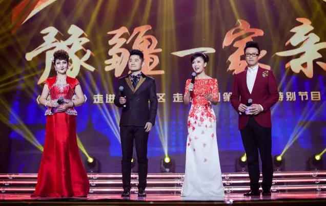 主持人：白燕升、龐曉戈、關(guān)楓、熱娜·古麗（從右到左）