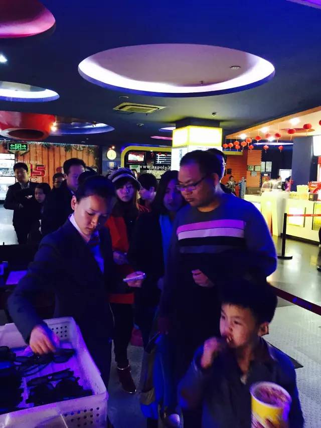 小朋友吃的好香??！爆米花和電影真是絕配喲