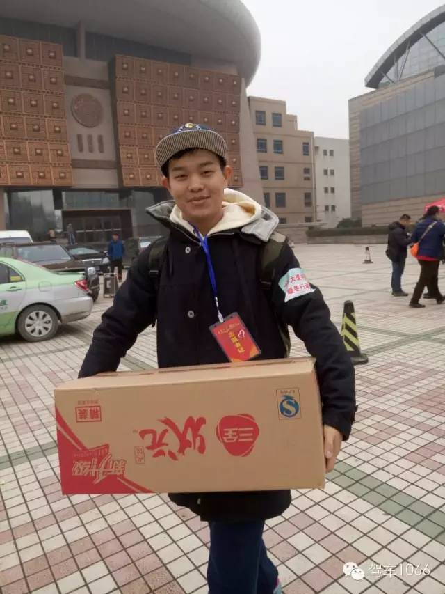 河南電臺1066主持人小澤，搬送愛心餃子。